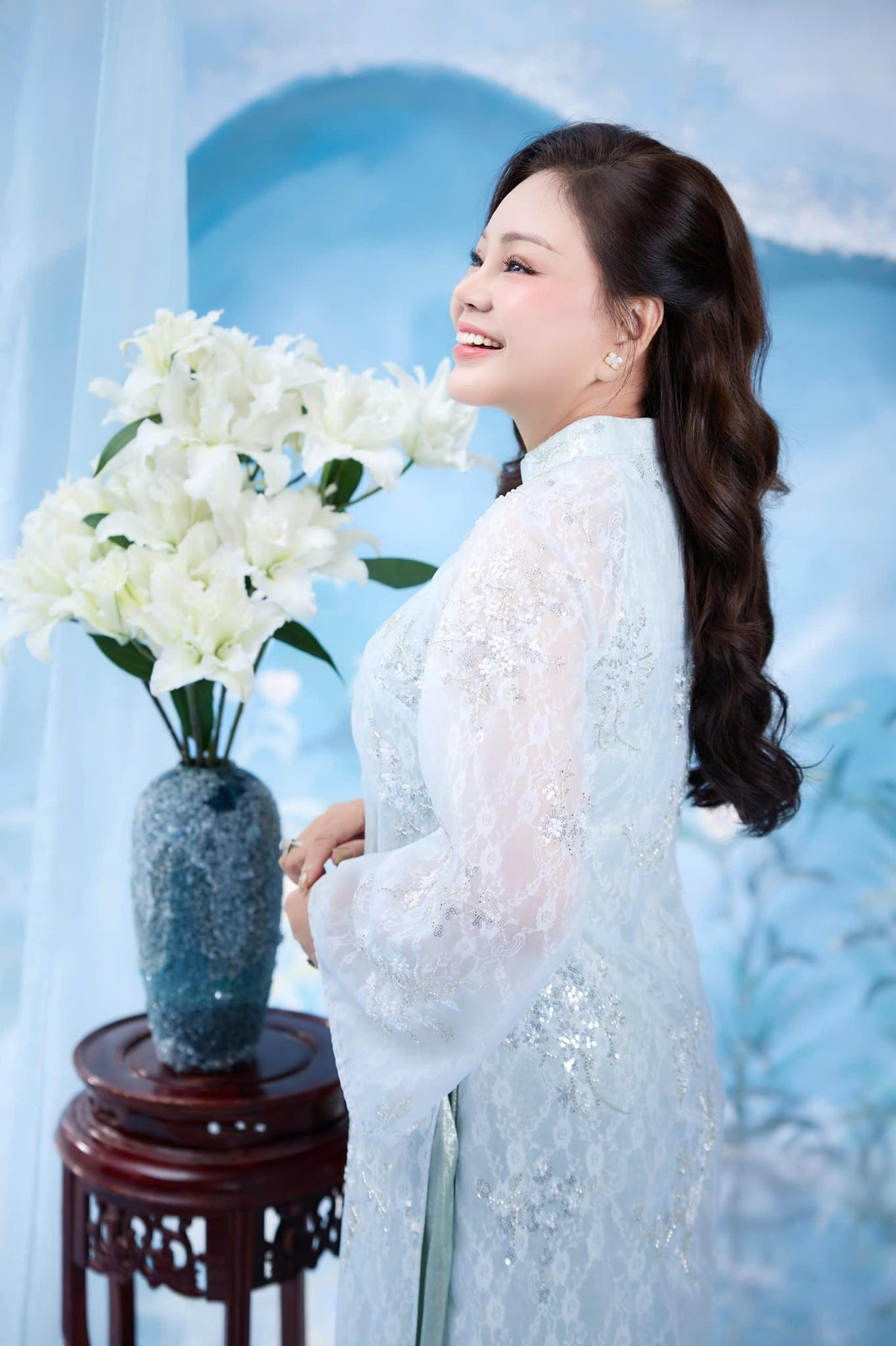 Khi makeup nhẹ, Lê Giang toát lên vẻ tươi tắn, còn với lối trang điểm đậm hơn, cô trông sắc sảo hơn. Ảnh: FB Lê Giang.