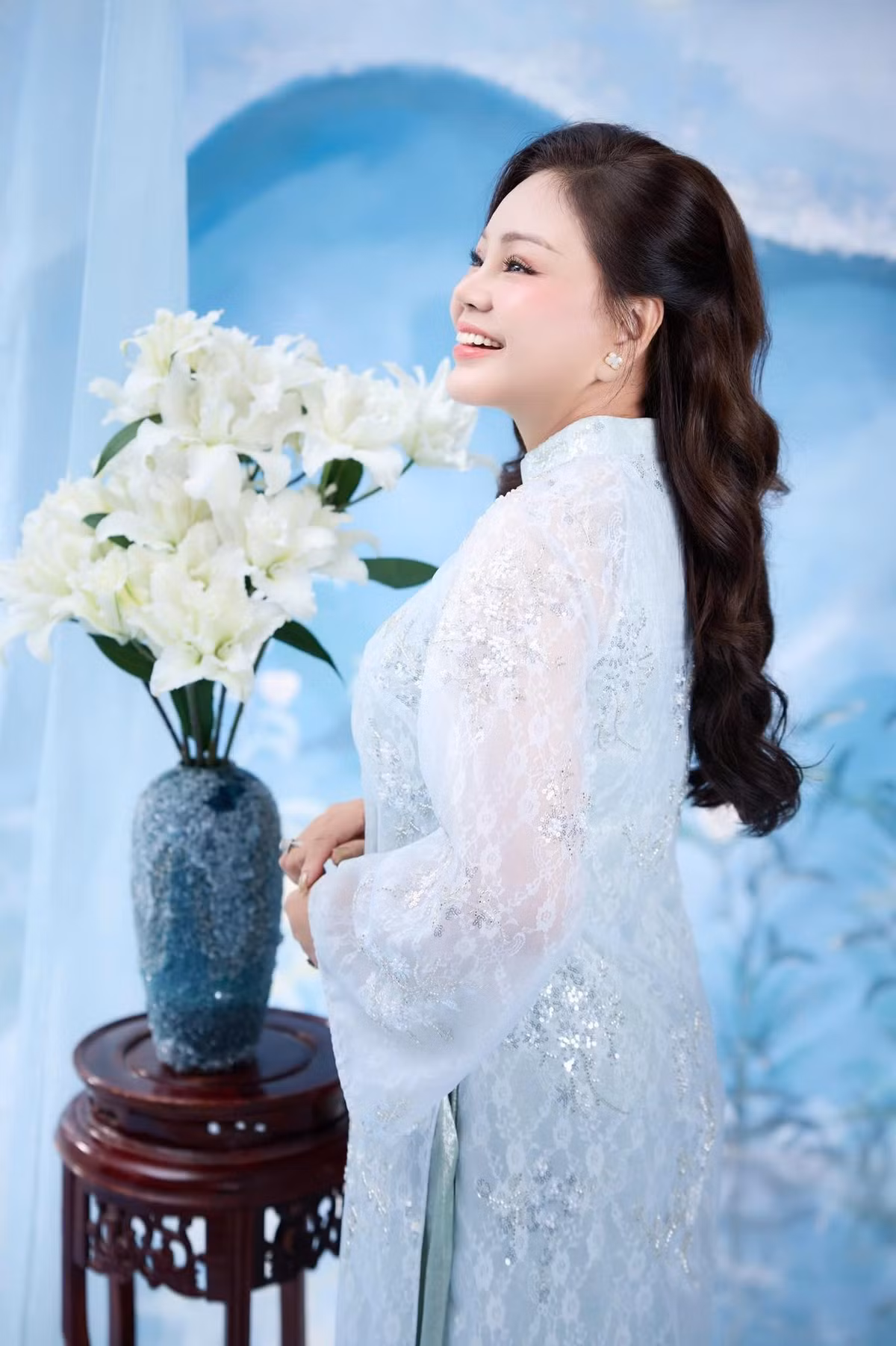 Khi makeup nhẹ, Lê Giang toát lên vẻ tươi tắn, còn với lối trang điểm đậm hơn, cô trông sắc sảo hơn. Ảnh: FB Lê Giang.