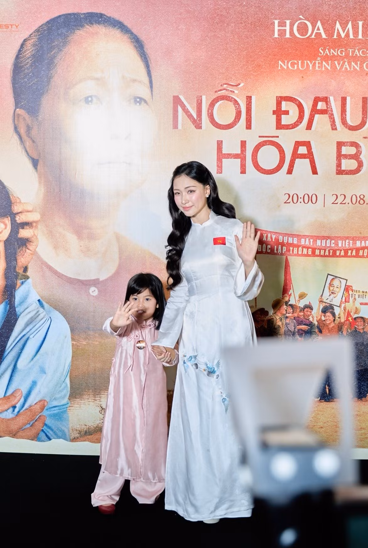 Con gái Phương Nam gây chú ý khi xuất hiện trong buổi ra mắt MV của Hòa Minzy. Ảnh: FB Gia đình Nguyên Ốc.