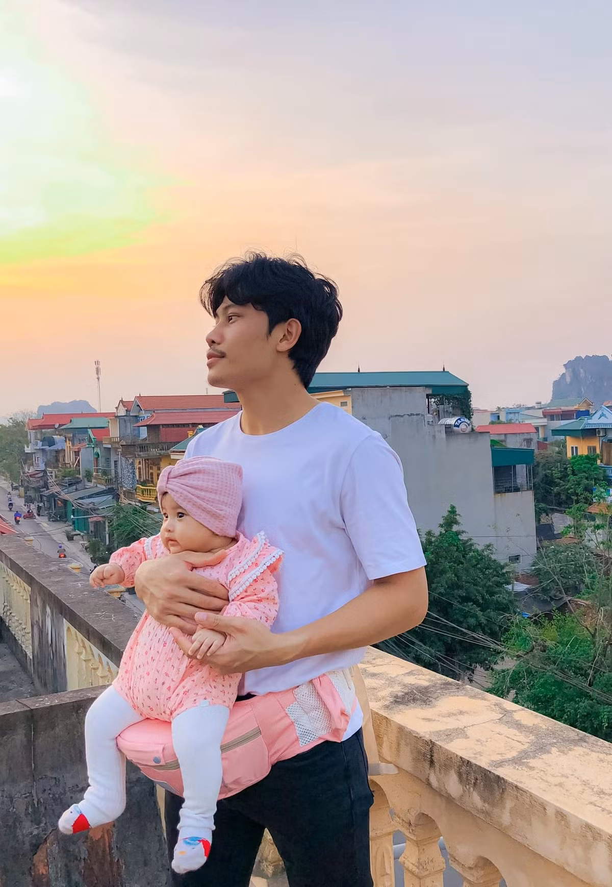 'Anh Tạ' của Mưa đỏ đăng tải hình ảnh ngày nhỏ xinh như búp bê của ái nữ. Ảnh: FB Phương Nam.