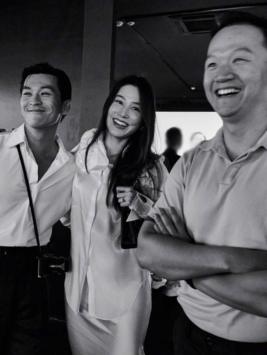 Thiên Minh là người thực hiện bộ ảnh cưới cho Diễm My và doanh nhân Vinh Nguyễn. Chứng kiến hành trình trưởng thành của cô bạn thân, anh dễ dàng nắm bắt cảm xúc, ghi lại những khoảnh khắc ý nghĩa. Qua sự kết nối của Diễm My, Thiên Minh cũng trở nên thân thiết với Vinh Nguyễn. Ảnh: Instagram Diễm My.