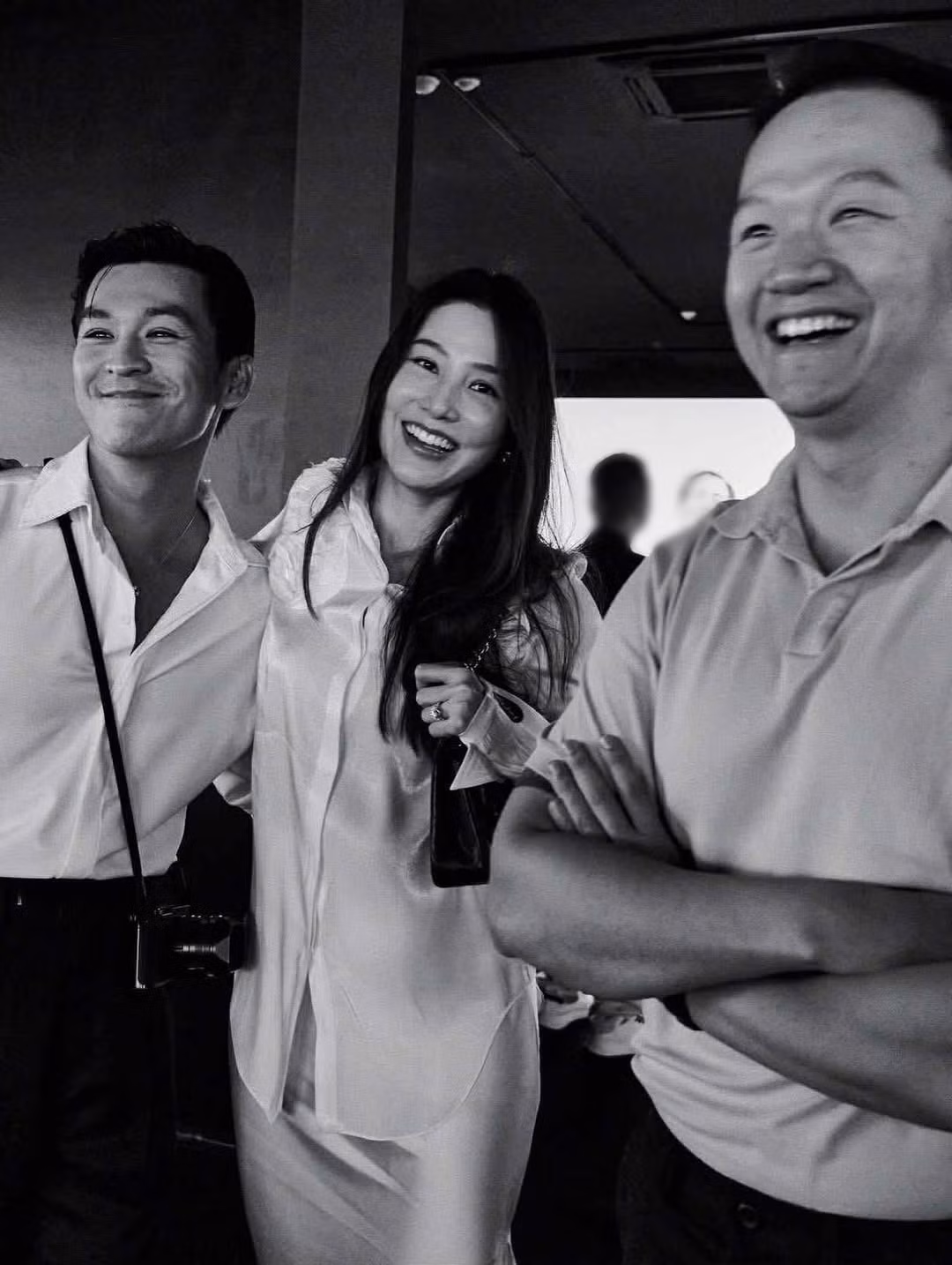 Thiên Minh là người thực hiện bộ ảnh cưới cho Diễm My và doanh nhân Vinh Nguyễn. Chứng kiến hành trình trưởng thành của cô bạn thân, anh dễ dàng nắm bắt cảm xúc, ghi lại những khoảnh khắc ý nghĩa. Qua sự kết nối của Diễm My, Thiên Minh cũng trở nên thân thiết với Vinh Nguyễn. Ảnh: Instagram Diễm My.