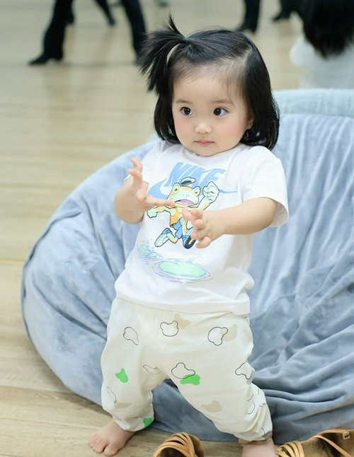 Khánh Thi khoe ái nữ thích xỏ giày tập, ép dẻo chân. Ảnh: FB Khánh Thi.