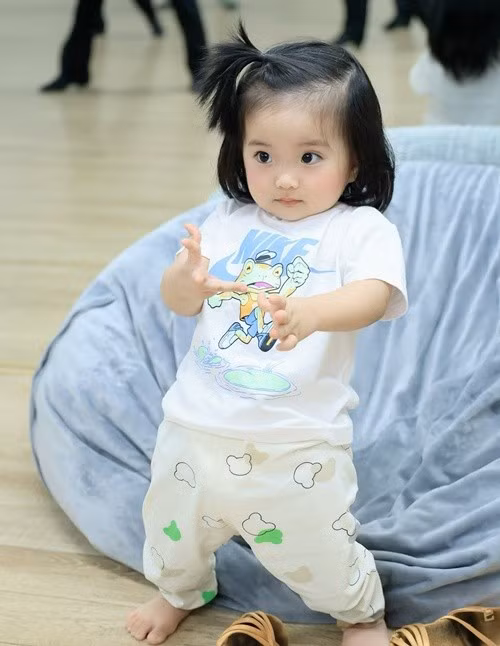 Khánh Thi khoe ái nữ thích xỏ giày tập, ép dẻo chân. Ảnh: FB Khánh Thi.