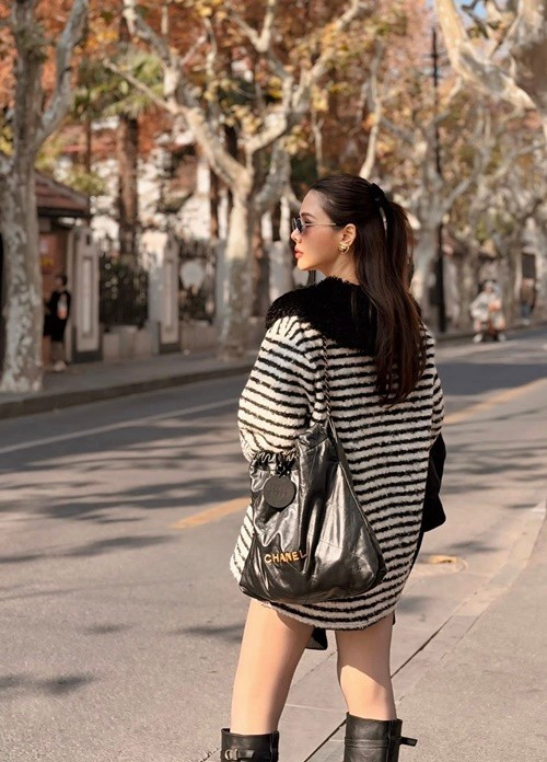 Tận hưởng kỳ nghỉ Giáng sinh ở nước ngoài, Phanh Lee mặc sành điệu, gợi cảm khi xuống phố. Ảnh: FB Phanh Lee.