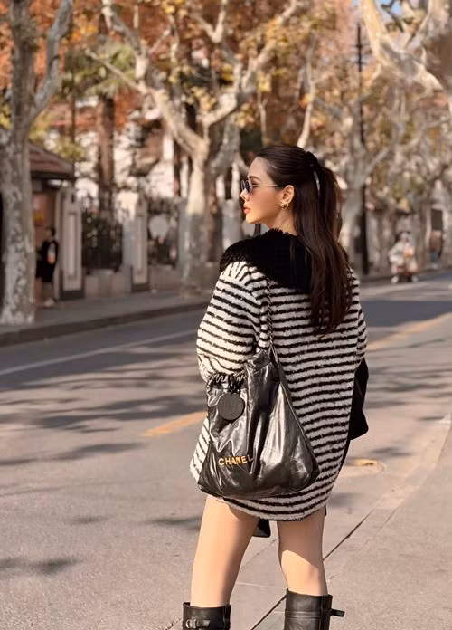 Tận hưởng kỳ nghỉ Giáng sinh ở nước ngoài, Phanh Lee mặc sành điệu, gợi cảm khi xuống phố. Ảnh: FB Phanh Lee.