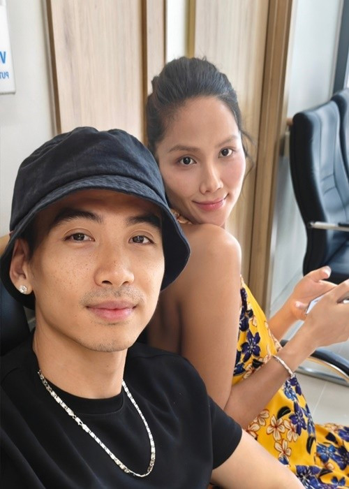 H'hen Niê đang mang bầu con đầu lòng. Ảnh: FB Tuấn Khôi.