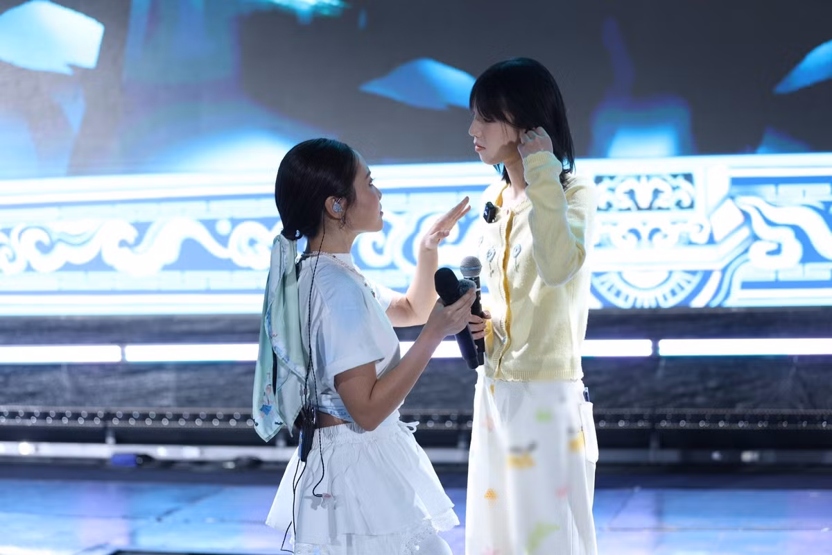 Khả Lâu có nhiều người hâm mộ ở Việt Nam. Nữ ca sĩ Trung Quốc cho biết, cô cảm động khi được fan Việt không ngừng gọi tên dưới sân khấu trong fanmeeting của Phương Mỹ Chi. Ảnh: FB Phương Mỹ Chi.