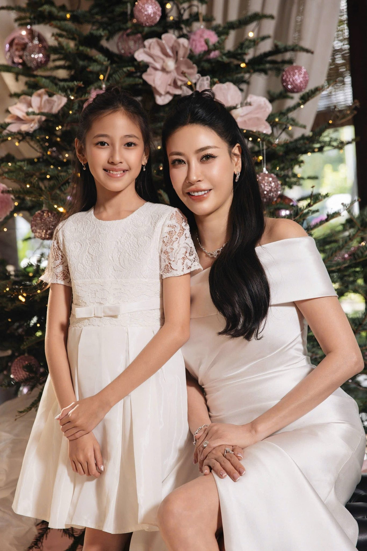 Vivian – con gái út của Hà Kiều Anh (sinh năm 2015) được học nhiều bộ môn như ballet, piano, vẽ và bơi lội.