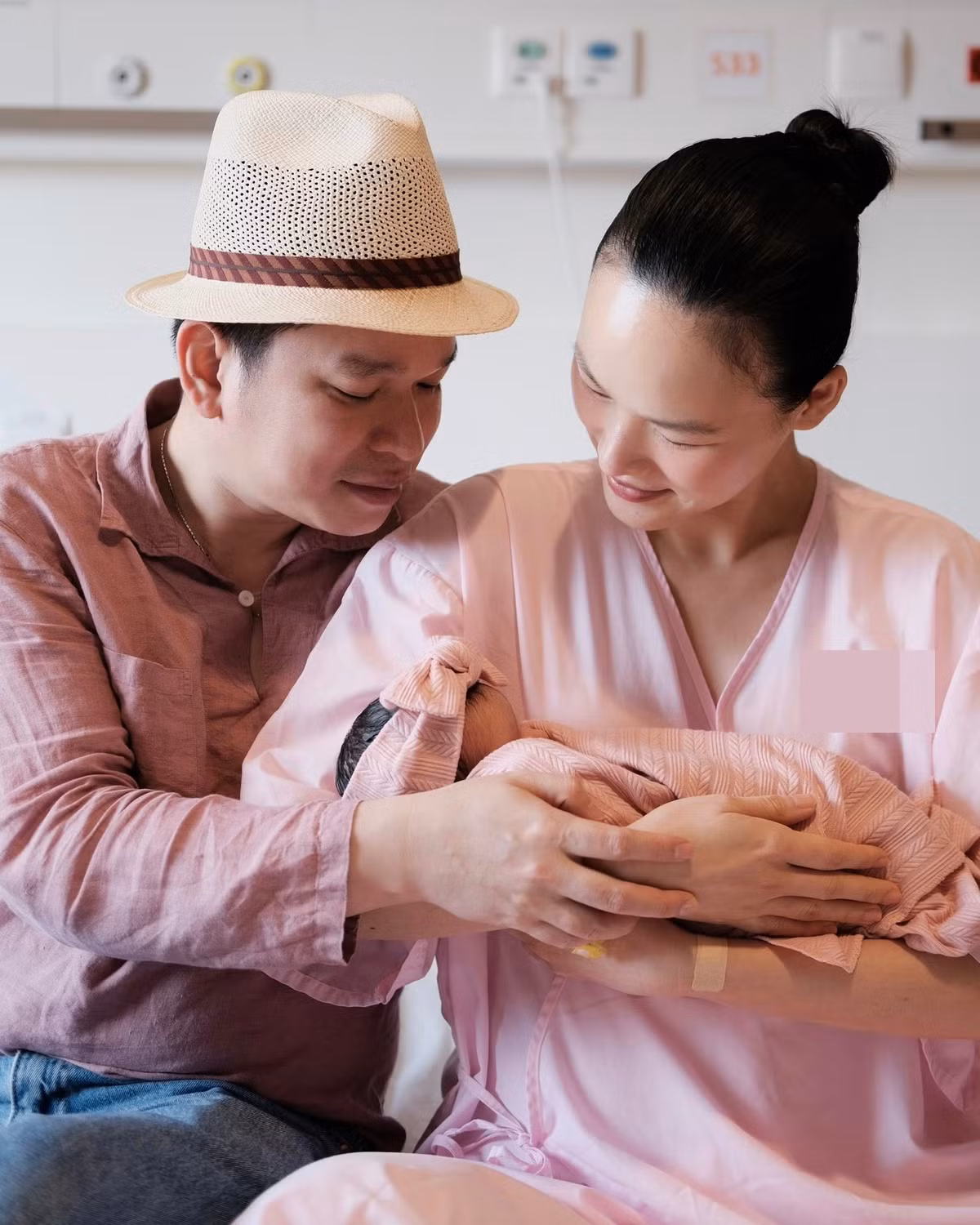 Tuyết Lan nhắn nhủ chồng - bác sĩ Nguyễn Thiện Khanh: "Cảm ơn bố - người đã tiếp thêm sức mạnh cho mẹ con em từng giây từng phút. Từ nay, thế giới của bố mẹ có thêm mặt trời nhỏ xinh rồi nhé!". Ảnh: FB Tuyết Lan.