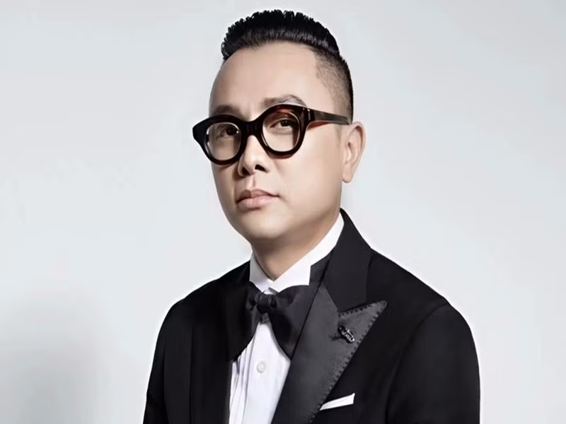 “Nguyễn Công Trí là một nhà thiết kế nổi tiếng người Việt Nam. Anh đã tạo ra những bộ trang phục sân khấu đỉnh cao cho Katy Perry. Chiếc váy ánh kim hơi hướm Victoria là của anh ấy. Chiếc áo tay phồng in họa tiết da báo và chiếc váy Lọ Lem màu xanh từ MV Immortal Flame cũng vậy”, Znews dẫn thông tin từ tạp chí Elle. Ảnh: Người Lao Động.