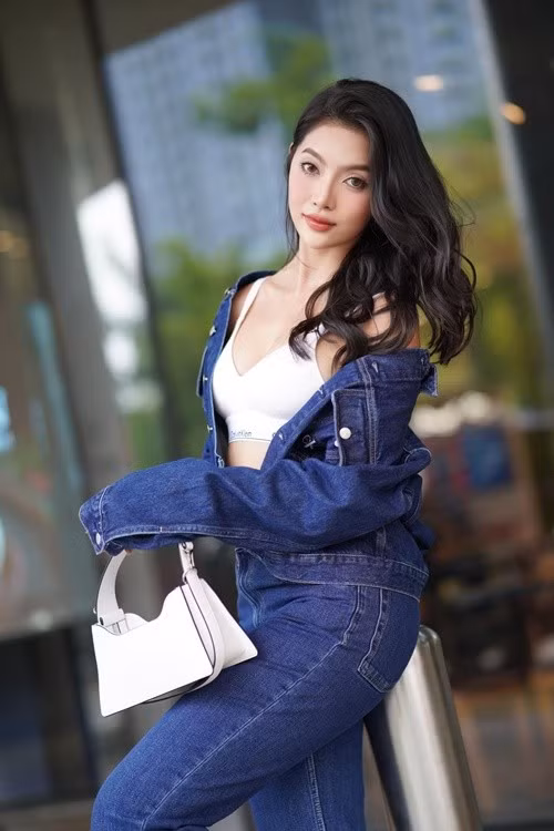 "Tôi bất ngờ vì không nghĩ mình là một trong những người bị loại đầu. Nhưng tôi không có gì phải tiếc nuối vì có khoảng thời gian vui vẻ với mọi người. Tôi mong các bạn sống đúng với cảm xúc, tiến tới với người mình có cảm tình", cô nói. Ảnh: FB Thu Uyên.