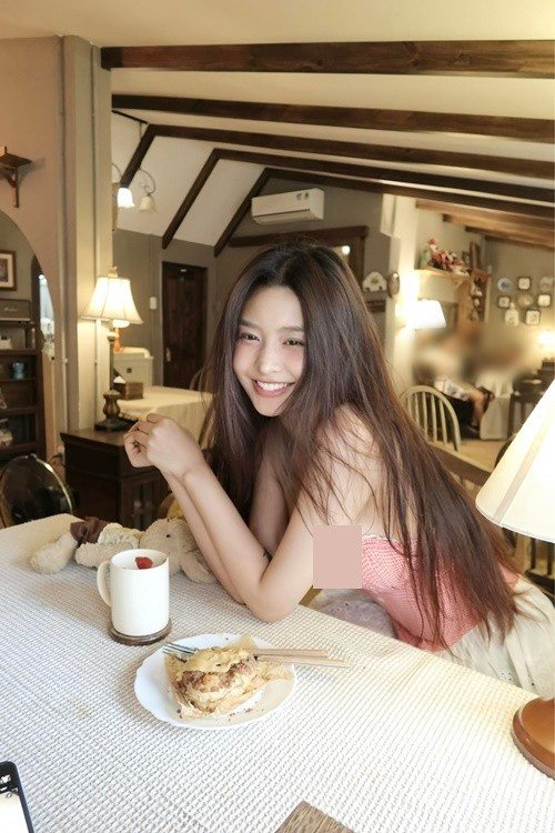 Ở một số bộ ảnh khác, người mẫu Gen Z theo đuổi phong cách nhẹ nhàng, trong trẻo. Tông màu pastel và kiểu dáng mềm mại giúp tổng thể trông trẻ trung hơn. Ảnh: FB Joan Tina.