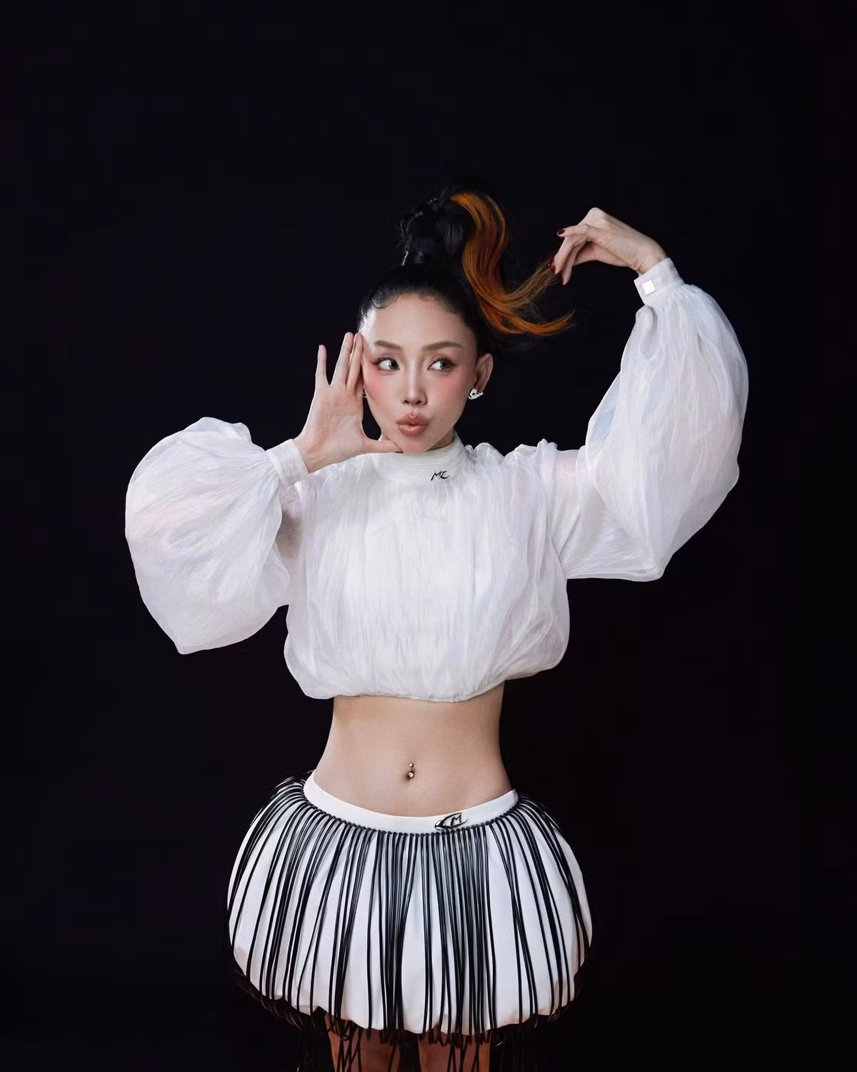 Tóc Tiên khoe vòng hai siêu thực khi đi hát, trong những chuyến nghỉ dưỡng. Ảnh: FB Tóc Tiên.