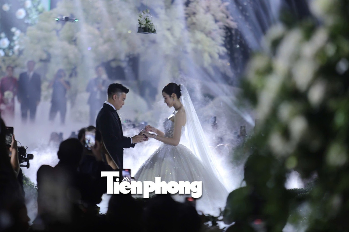 Nàng hậu và chồng trao nhau nhẫn cưới. Ảnh: Tiền Phong.