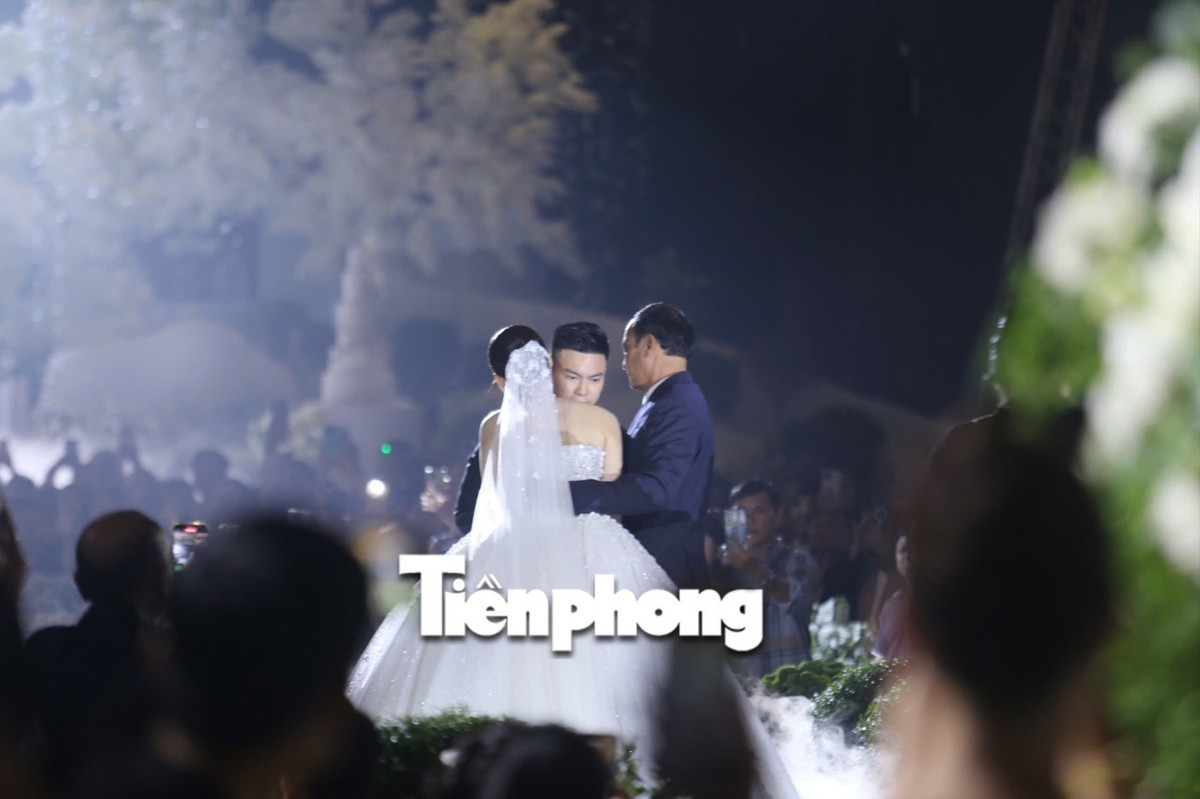 Đỗ Thị Hà được bố ruột dắt tay vào lễ đường. Ảnh: Tiền Phong.