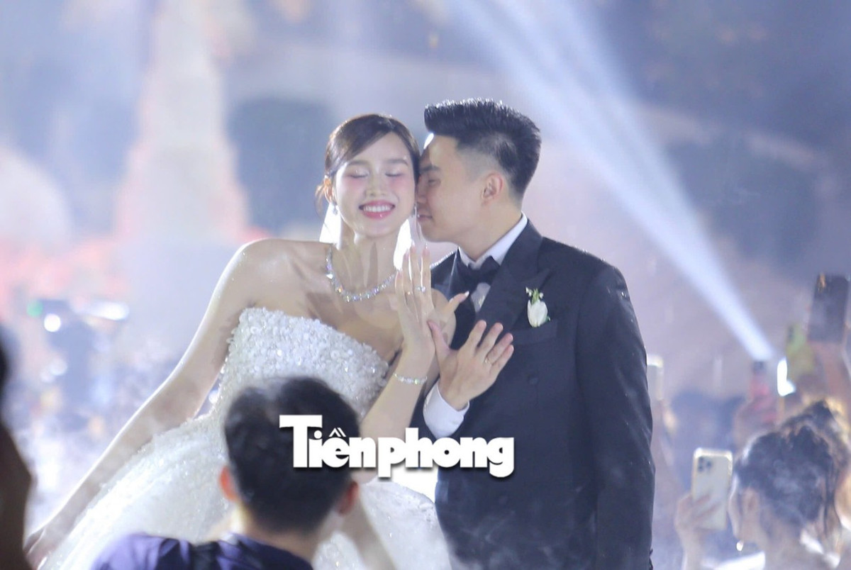 Theo Tiền Phong, trong phóng sự cưới, Đỗ Thị Hà và Viết Vương dành cho nhau lời thề nguyện. Nàng hậu bày tỏ: “Từ hôm nay đến mãi về sau, em và anh không còn là hai lối đi riêng, mà là một hành trình chung, mang tên hạnh phúc trọn đời”. Ảnh: Tiền Phong.