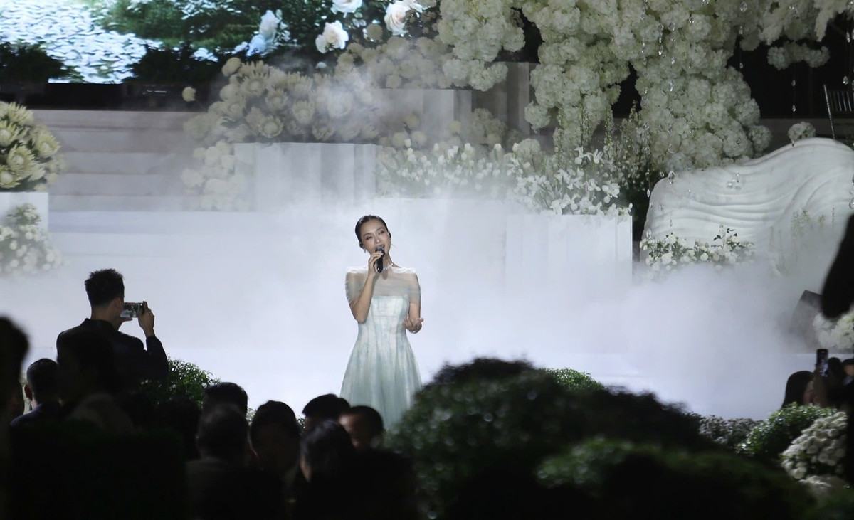 Ái Phương mang đến ca khúc Ước mơ của mẹ và Cô dâu. Ảnh: Tiền Phong.