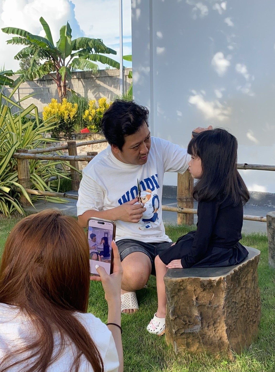 Nam diễn viên hài hước chia sẻ khi khoe khoảnh khắc cắt tóc cho bé Destiny: "Nhà tôi ba đời đều đi hớt tóc ngoài tiệm, đến đời tôi toàn hớt tóc dạo". Ảnh: FB Trường Giang.