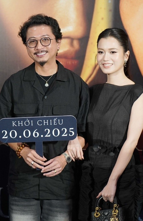 Khi Lâm Vỹ Dạ bận công việc, Hứa Minh Đạt sẵn sàng giúp đỡ việc nhà cửa con cái. Mỗi dịp kỷ niệm ngày cưới, nam diễn viên luôn tạo cho vợ sự bất ngờ. Ảnh: FB Lâm Vỹ Dạ.