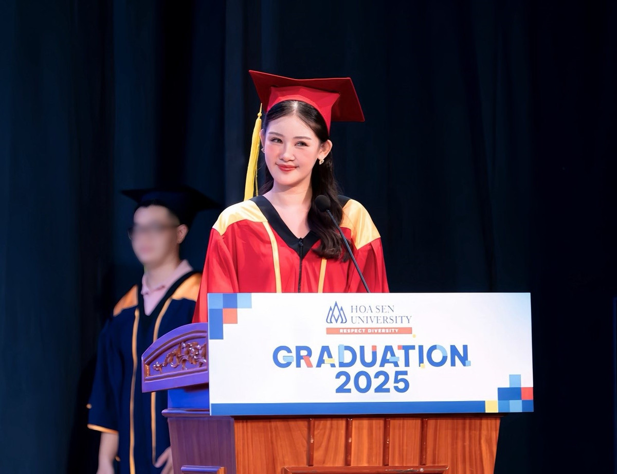 Trong cuộc phỏng vấn với Saostar, Ngân Anh cho biết, năm 2020, khi vừa lấy bằng Thạc sĩ, cô được trường Đại học Hoa Sen mời về giảng dạy ngành Quản trị sự kiện.