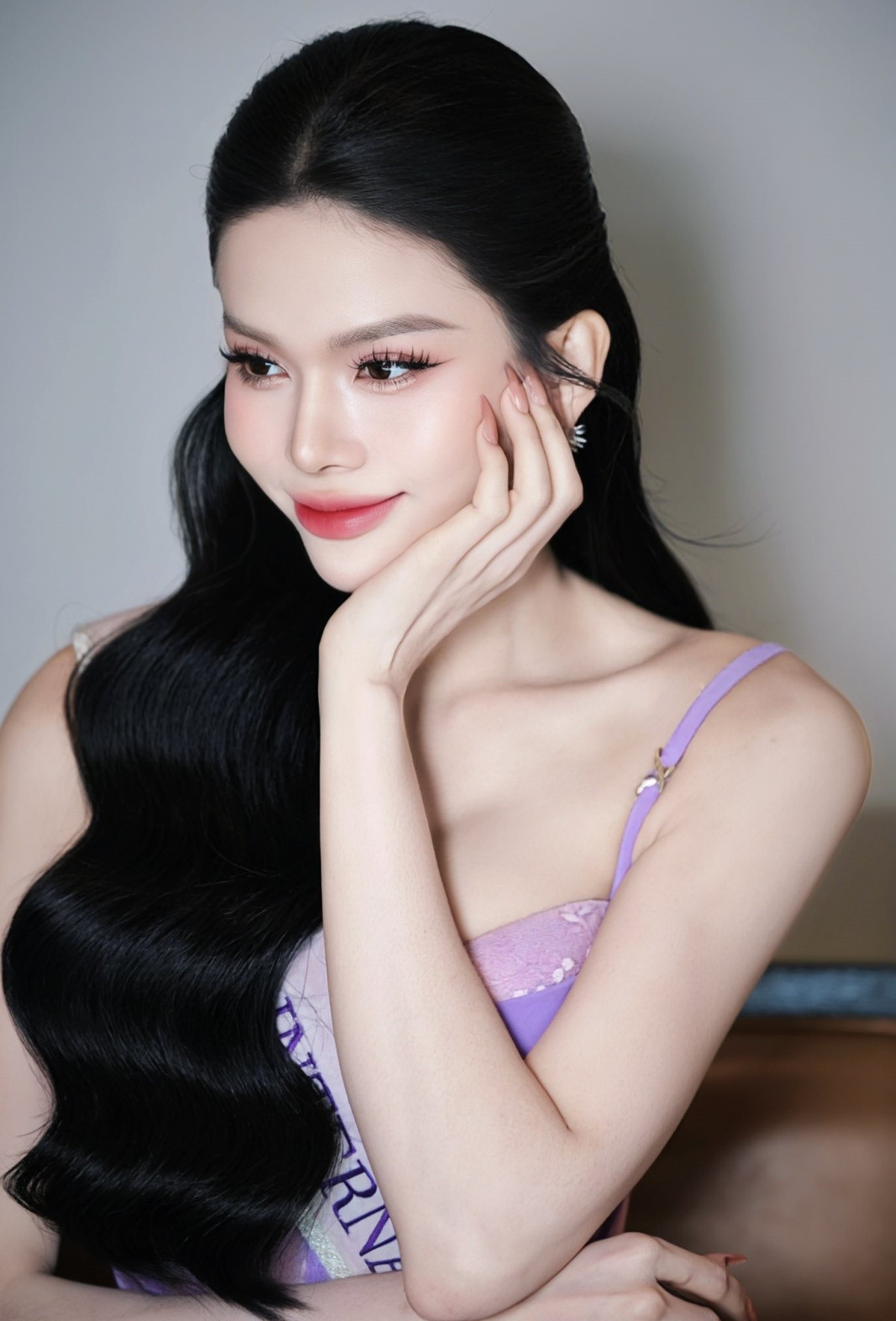 Hà Tâm Như còn dành lời cảm ơn đặc biệt đến Hoa hậu Lê Hoàng Phương. Đây là người thầy đã dẫn dắt cô từ những ngày đầu tiên. Ảnh: FB Hà Tâm Như.