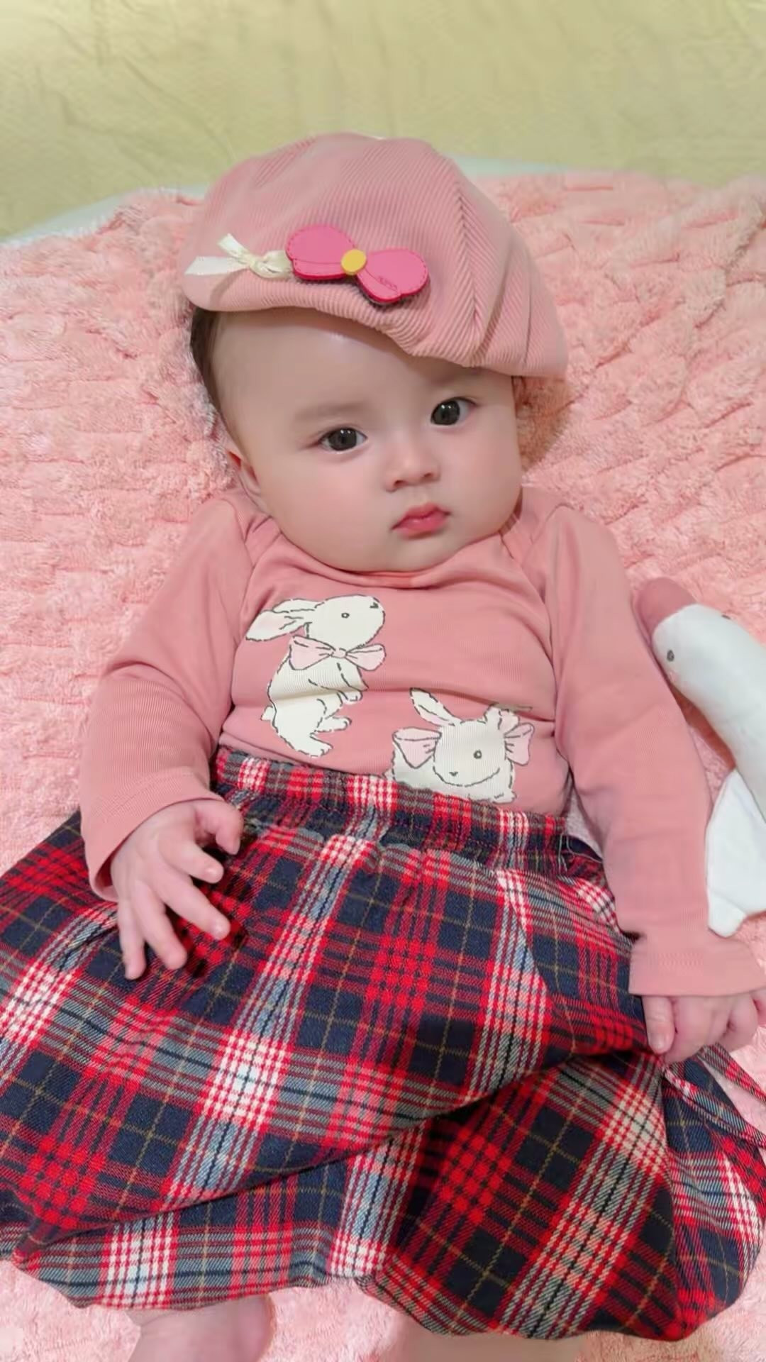 Nhiều khán giả nhận xét bé Thụy Yên thừa hưởng nhiều nét hài hòa của cả bố lẫn mẹ, càng lớn càng đáng yêu, mang vẻ trong trẻo đúng lứa tuổi. Ảnh: FB Phương Lê.