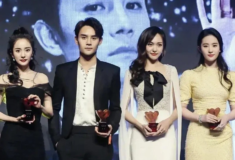 Theo Znews, Dương Mịch - Lưu Diệc Phi có mối quan hệ khá căng thẳng khi thể hiện vai Bạch Thiển trong Tam sinh tam thế: Thập lý đào hoa năm 2017. Ảnh: Nhịp Sống Việt.