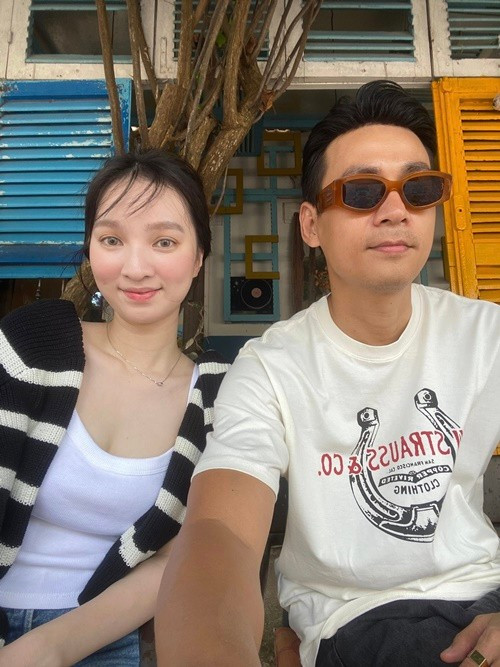 “Tình yêu không phân biệt tuổi tác, chúng tôi không gặp trở ngại gì từ khi yêu cho đến lúc làm vợ chồng. Mối quan hệ của tôi và bà xã được cả hai bên gia đình ủng hộ, vun vén", Ngọc Thuận chia sẻ trên Người Đưa Tin. Ảnh: FB Ngọc Thuận.