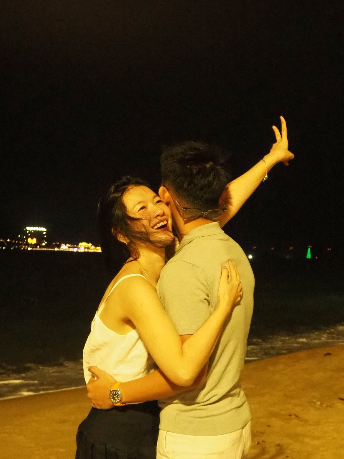 Trên trang cá nhân, diễn viên Oanh Kiều đăng tải loạt ảnh ngọt ngào bạn trai giấu mặt. Ảnh: FB Oanh Kiều.