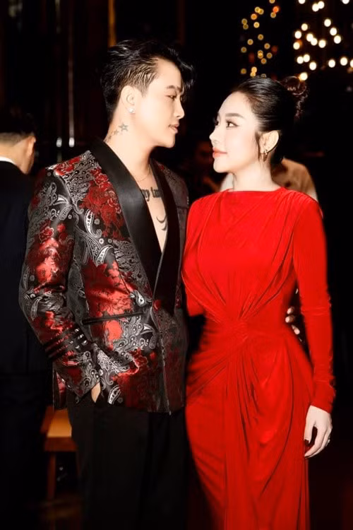 Ngày 8/3/2025, TiTi tiết lộ lý do gửi lời chúc mừng muộn đến Nhung Babie. "Sở dĩ chồng chúc vào cuối ngày và cuối giờ để là người đàn ông cuối cùng và duy nhất sau cùng của mọi người để chúc vợ", nam ca sĩ viết. Ảnh: FB TiTi.