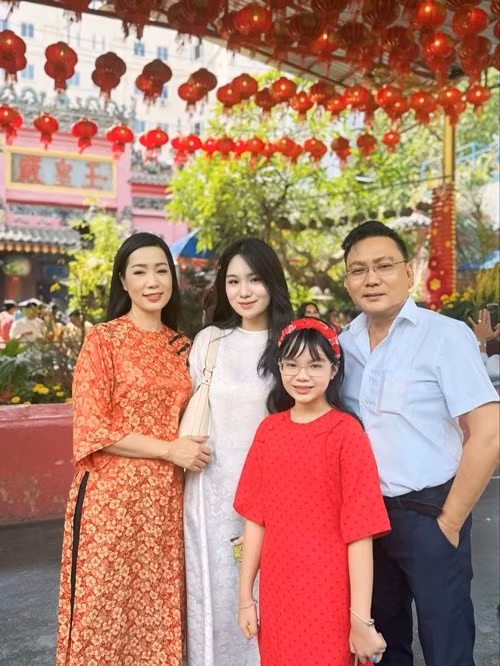 Vợ chồng Trịnh Kim Chi có hai cô con gái: Khánh Ngân (sinh năm 2002) và Khánh Vy (sinh năm 2015). Ảnh: FB Trịnh Kim Chi.