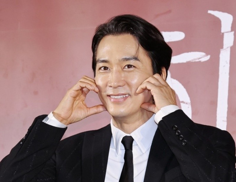 Không chỉ thích tụ tập bạn bè hơn đi chơi với bạn gái, Song Seung Hun cũng né tránh cãi vã với nửa kia. Sau đó, tài tử và người yêu cũng chia tay. Ảnh: Nate.