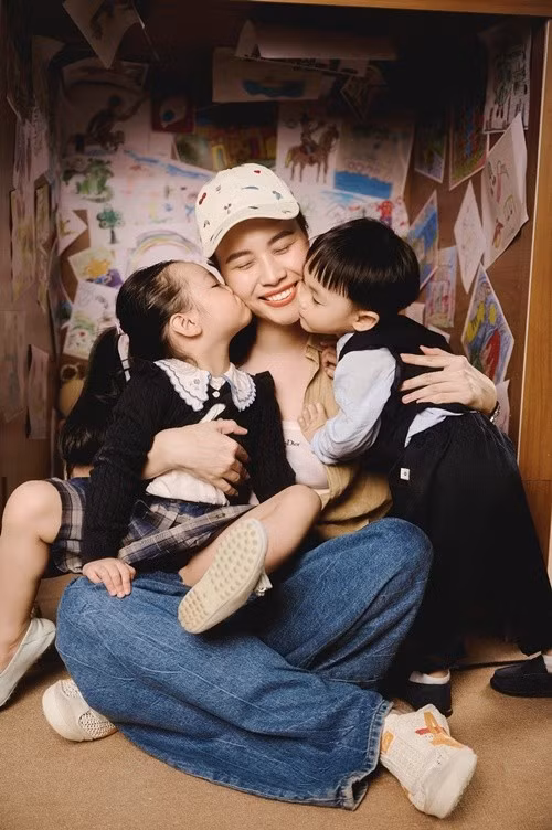 Đàm Thu Trang chúc mừng sinh nhật bé Sutin. "Ngày này 2 năm trước em chui ra từ bụng mẹ để kịp chơi 1/6. Cả nhà yêu em nhiều vô cùng. Em bé luôn cười, lí lắc và đáng yêu", nữ ca sĩ viết. Ảnh: FB Đàm Thu Trang.