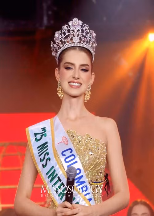 Trong chung kết Hoa hậu Quốc tế (Miss International) 2025, Catalina Duque - đại diện Colombia trình diễn áo tắm, trang phục dạ hội ấn tượng. Bên cạnh đó, cô còn có phần thi ứng xử thuyết phục. Ảnh: Missosology.