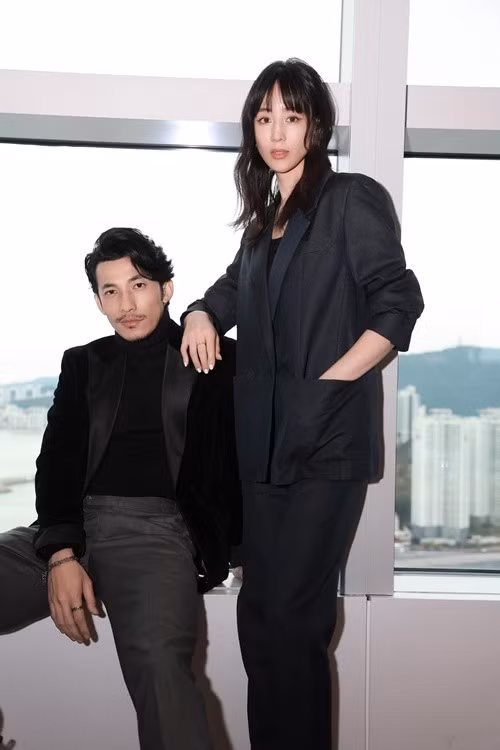 Trong Bác sĩ tha hương, Liên Bỉnh Phát kết hợp với Trương Quân Ninh. Trên màn ảnh, hai nhân vật của Liên Bỉnh Phát và Trương Quân Ninh là bác sĩ. Ảnh: FB Trương Quân Ninh.