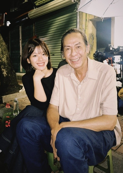 Hồng Khanh cùng đoàn làm phim Bà đừng buồn con trải qua 1 tháng ghi hình. Ảnh: FB Hồng Khanh.