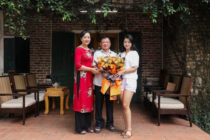 Tháng 8/2022, con gái Chiều Xuân - nhạc sĩ Đỗ Hồng Quân đỗ vào khoa Thanh nhạc của Học viện Âm nhạc Quốc gia Việt Nam. Ảnh: FB Hồng Khanh.