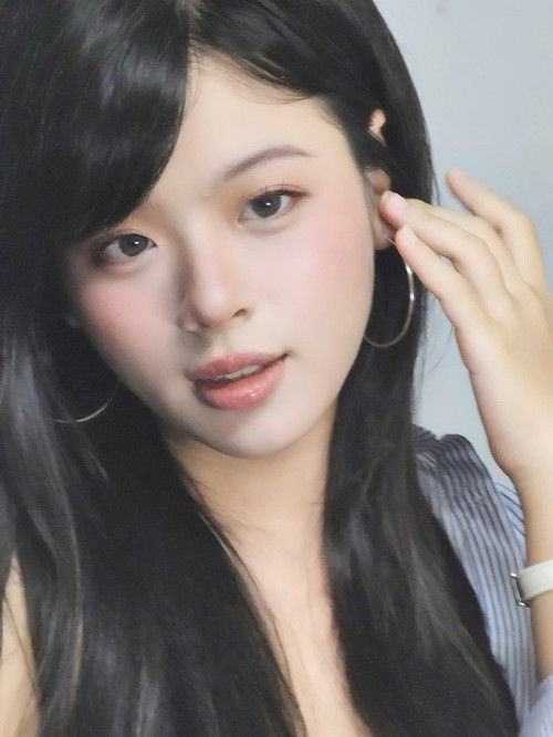 "Bố mẹ cũng không góp ý về phong cách thời trang của tôi. Tôi tin cha mẹ biết rằng trang phục chỉ là thứ giúp con gái bộc lộ cá tính, chứ không phải thước đo nhân phẩm", con gái Chiều Xuân chia sẻ trên Znews về phong cách thời trang. Ảnh: FB Hồng Khanh.