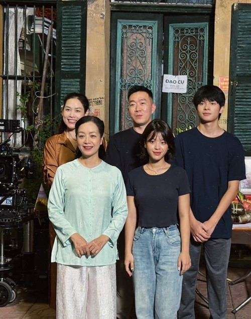 Ngoài Hồng Khanh, phim Bà đừng buồn con còn có sự tham gia diễn xuất của Trần Tú - con trai nghệ sĩ Trần Lực. Ảnh: FB Hồng Khanh.