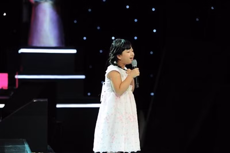Hồng Khanh từng tham gia Giọng hát Việt nhí 2013. Con gái Chiều Xuân không tiến sâu ở sân chơi âm nhạc này. Ảnh: Thể Thao Văn Hóa.