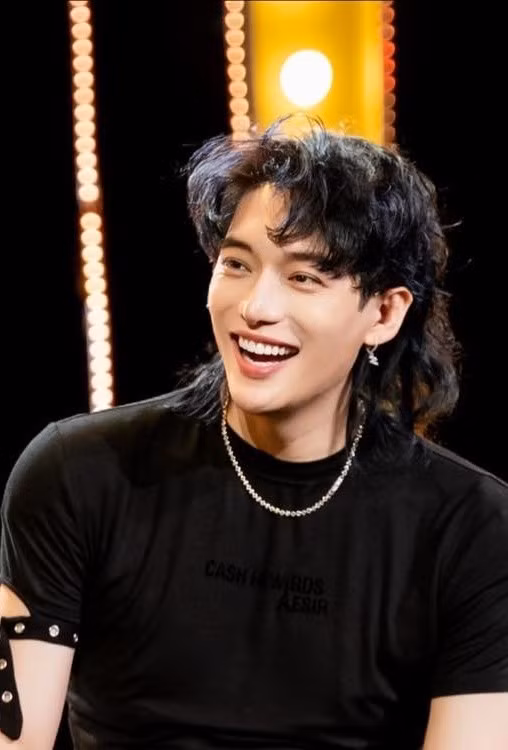 Xoay quanh câu hát “Lúa chín cao nhưng chẳng hề cúi đầu” trong ca khúc “Người Việt mình thương nhau”, Châu Đăng Khoa cho rằng hình ảnh cây lúa đã vượt khỏi ý nghĩa nông nghiệp, trở thành biểu tượng cho người Việt đi qua bão giông mà không gục ngã, trưởng thành trong đau thương nhưng vẫn ngẩng cao đầu.