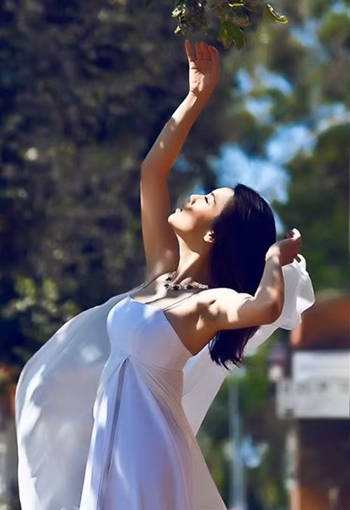 Theo Công An Nhân Dân, tên tuổi của Thu Phương thực sự tỏa sáng khi thể hiện các ca khúc do nhạc sĩ Việt Anh sáng tác như Dòng sông lơ đãng, Không còn mùa thu, Đêm nằm mơ phố, Hoa có vàng nơi ấy. Ảnh: Vietnamnet.