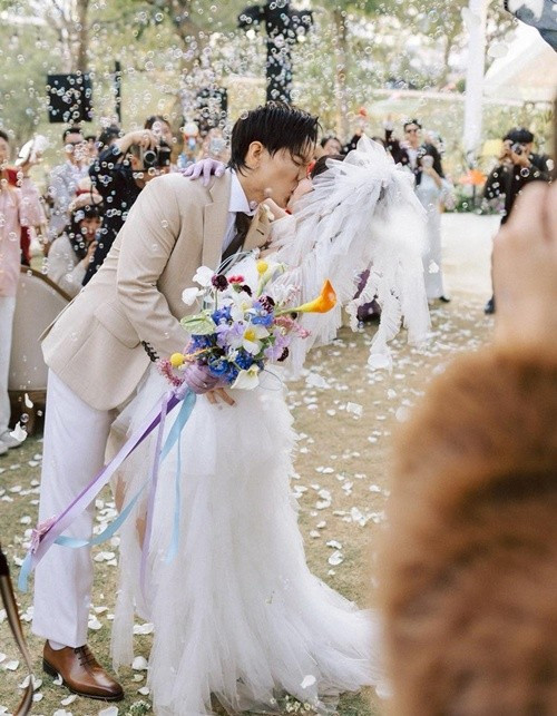 “Bọn mình không chụp ảnh cưới vì hai đứa đều không thích "diễn" trước ống kính, mình cũng không muốn đem tác phong công việc vào dịp đặc biệt nhất đời mình. Mình tin rằng kỷ niệm đẹp được tạo ra bằng sự chân thật và khi chân thật mình sẽ muốn nhớ và xem lại nó trong nhiều năm về sau”, Hoàng Dũng chia sẻ. Ảnh: Instagram Hoàng Dũng.