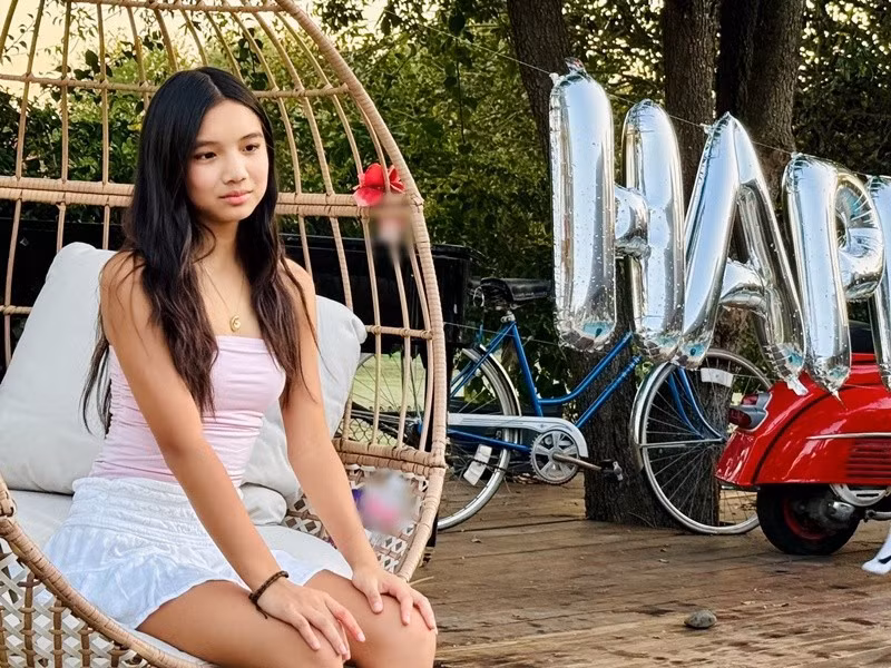 Hồng Ngọc chia sẻ, cô thương con gái vì con đang tập bước vào thế giới nhiều màu mà cô biết có lúc rực rỡ, có lúc chông chênh. Nữ ca sĩ buồn cười vì con gái vẫn hay “giận hờn vô cớ” và vẫn cần mẹ dỗ như ngày nào. Ảnh: FB Hồng Ngọc.