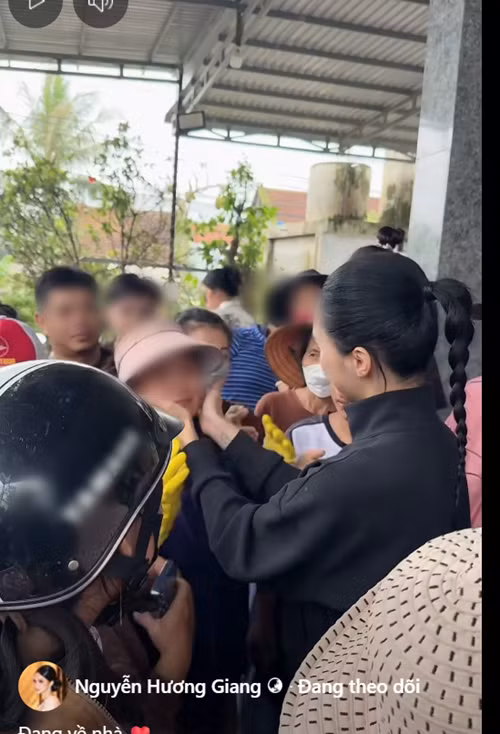 Hương Giang động viên người dân ở vùng lũ. Ảnh: FB Hương Giang.