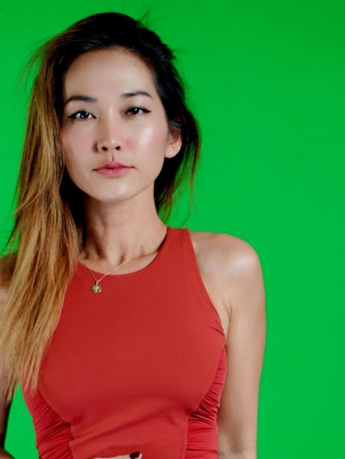 Cô viết: “Có những yêu thương từng ở rất gần, rồi lặng lẽ rời đi…để lại khoảng trống đủ lớn buộc trái tim phải học cách mạnh hơn. Có những gắn bó không còn hiện diện, nhưng chưa từng biến mất. Nó ở trong từng nhịp thở, từng lựa chọn mình đưa ra mỗi ngày, như một sự chở che âm thầm…Mình không buồn vì mất, chỉ lặng vì đã từng yêu rất sâu”. Ảnh: FB Kim Hiền.