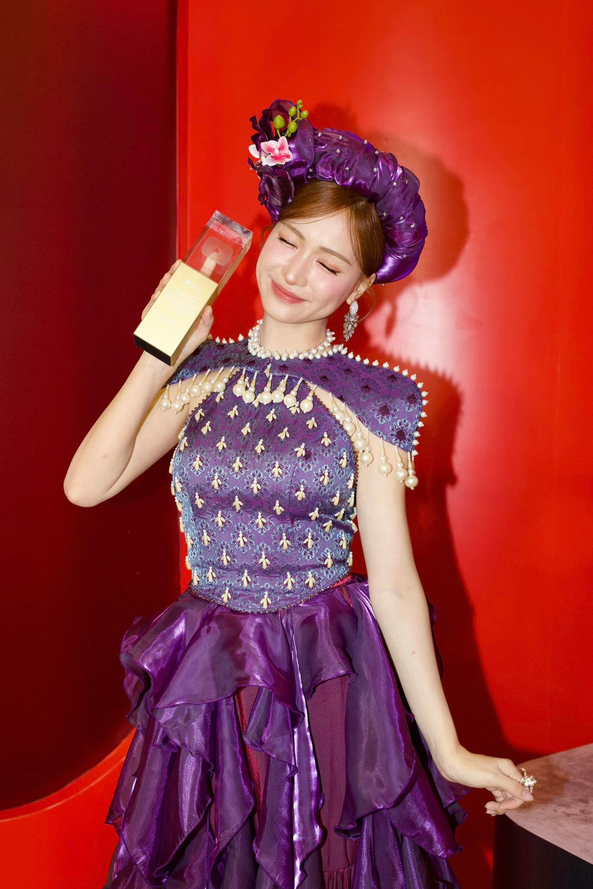 Theo Znews, MV Bắc Bling của Hòa Minzy vượt mốc 200 triệu vào ngày 22/5, trở thành MV đạt 200 triệu lượt xem nhanh nhất trong lịch sử Vpop. Ngoài ra, Bắc Bling của Hòa Minzy 'gây bão' trên thế giới. Theo Người Lao Động, tờ Nikkei Asia của Nhật Bản nhận định Bắc Bling là sản phẩm giải trí mang đậm tính văn hóa Việt Nam.