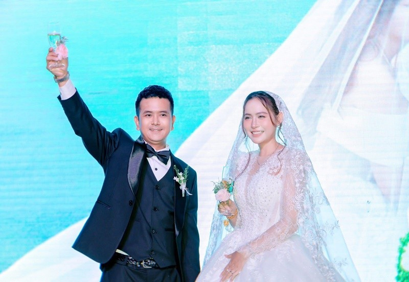 Tuệ Tâm kinh doanh tự do. Trong mắt Hùng Thuận, vợ trưởng thành, sâu sắc trong suy nghĩ và cách ứng xử. Nam diễn viên cho rằng chính sự chân thành, chu đáo và lối sống tình cảm của Tuệ Tâm đã dần chinh phục anh. Ảnh: FB Tuệ Tâm.