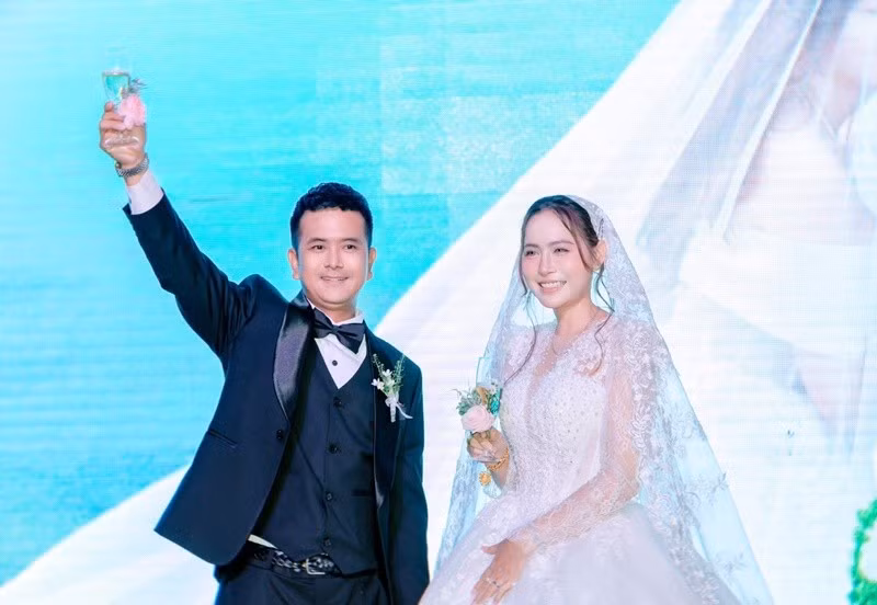 Tuệ Tâm kinh doanh tự do. Trong mắt Hùng Thuận, vợ trưởng thành, sâu sắc trong suy nghĩ và cách ứng xử. Nam diễn viên cho rằng chính sự chân thành, chu đáo và lối sống tình cảm của Tuệ Tâm đã dần chinh phục anh. Ảnh: FB Tuệ Tâm.